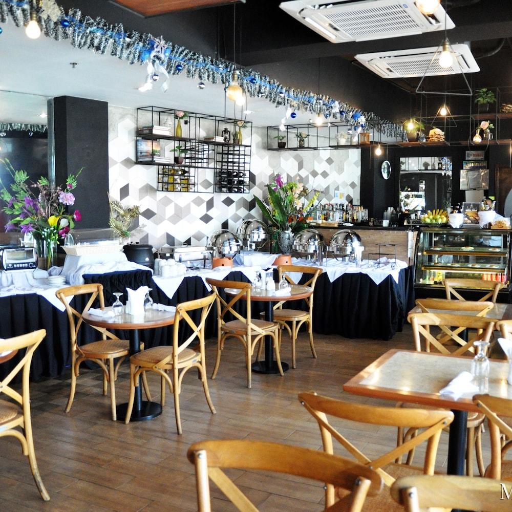 Goldberry Suites & Hotel Mactan Lapu-Lapu City Dış mekan fotoğraf