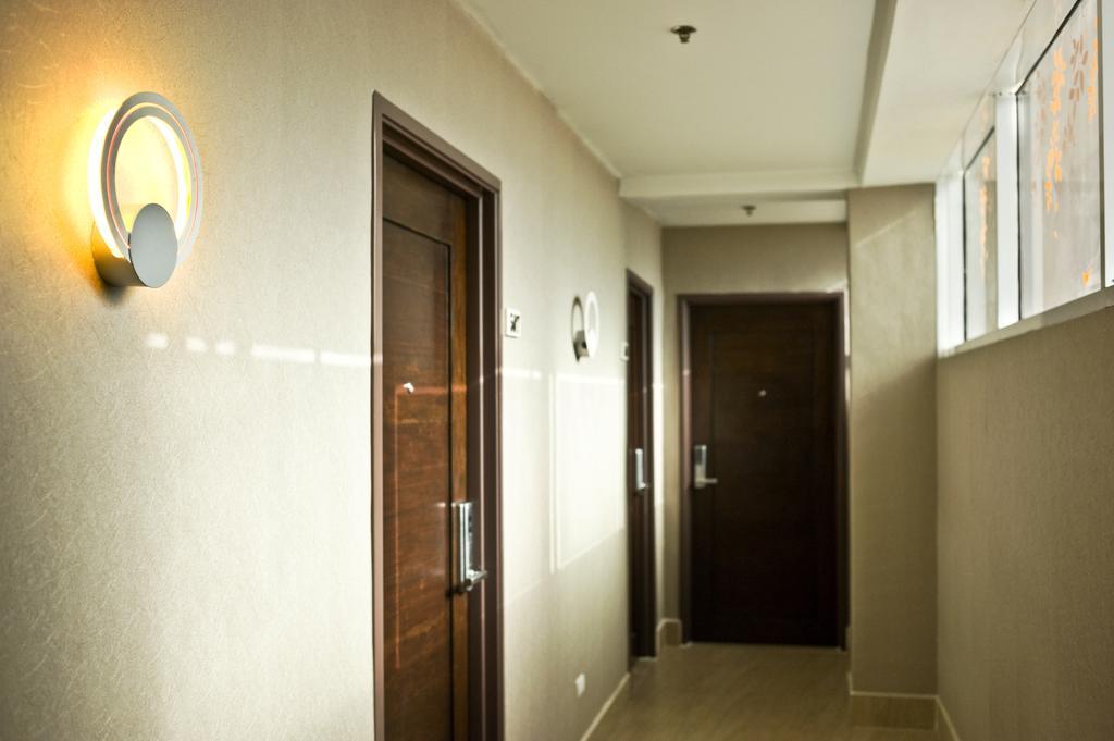 Goldberry Suites & Hotel Mactan Lapu-Lapu City Dış mekan fotoğraf