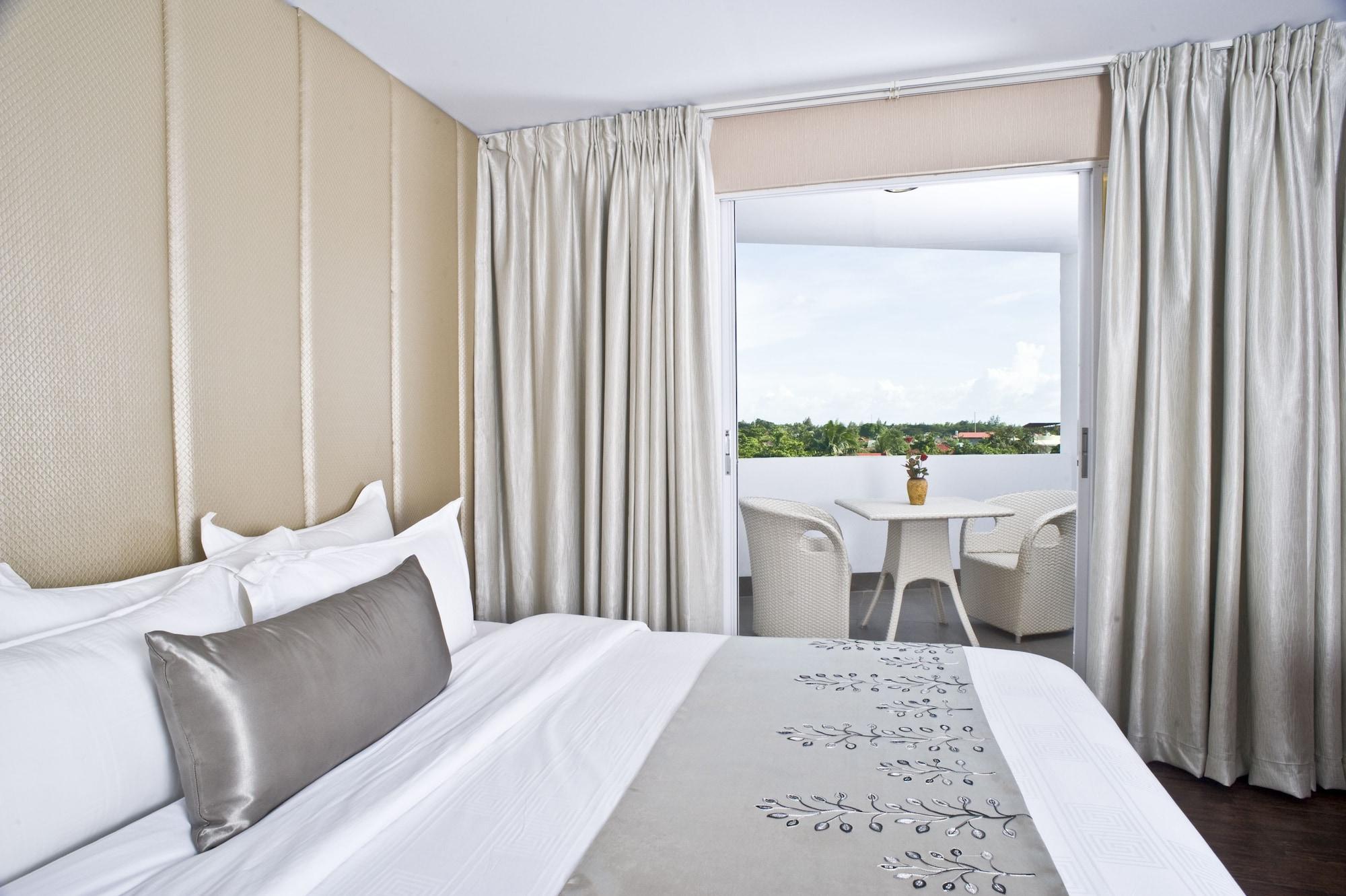 Goldberry Suites & Hotel Mactan Lapu-Lapu City Dış mekan fotoğraf