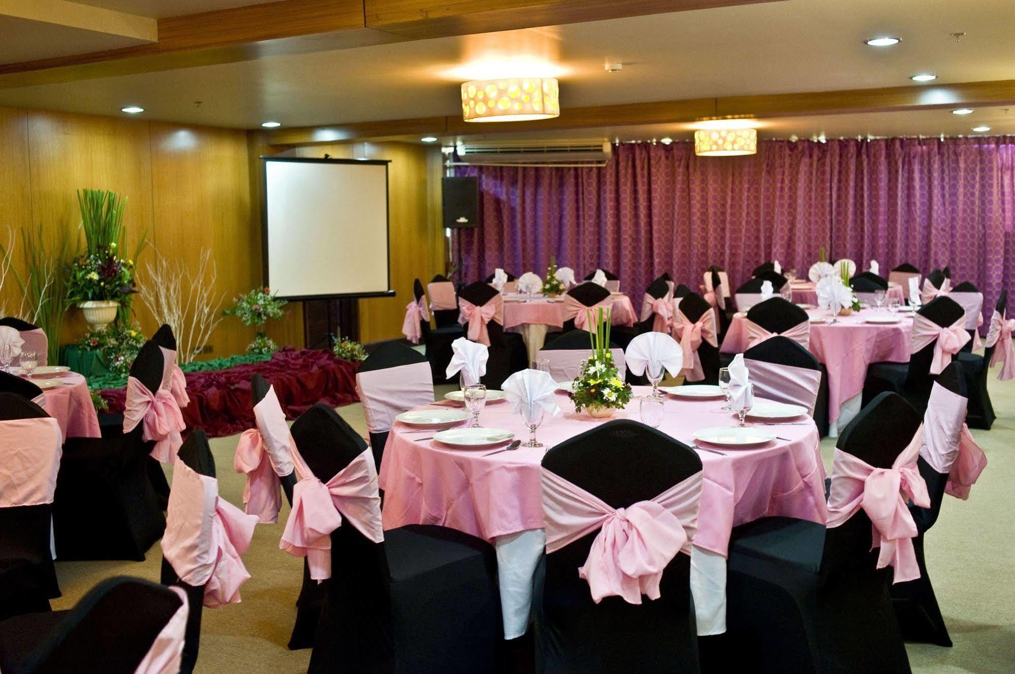 Goldberry Suites & Hotel Mactan Lapu-Lapu City Dış mekan fotoğraf