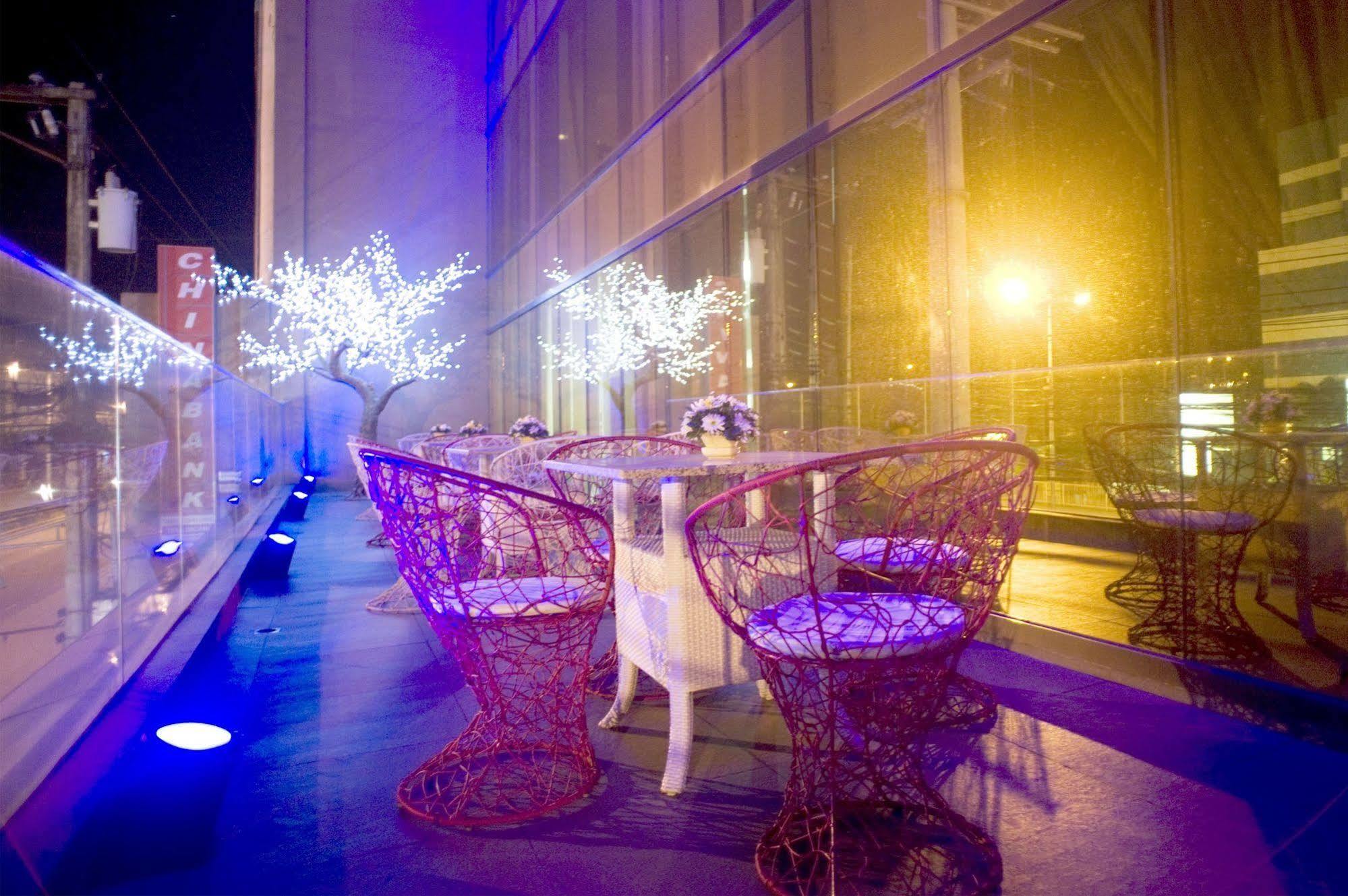 Goldberry Suites & Hotel Mactan Lapu-Lapu City Dış mekan fotoğraf